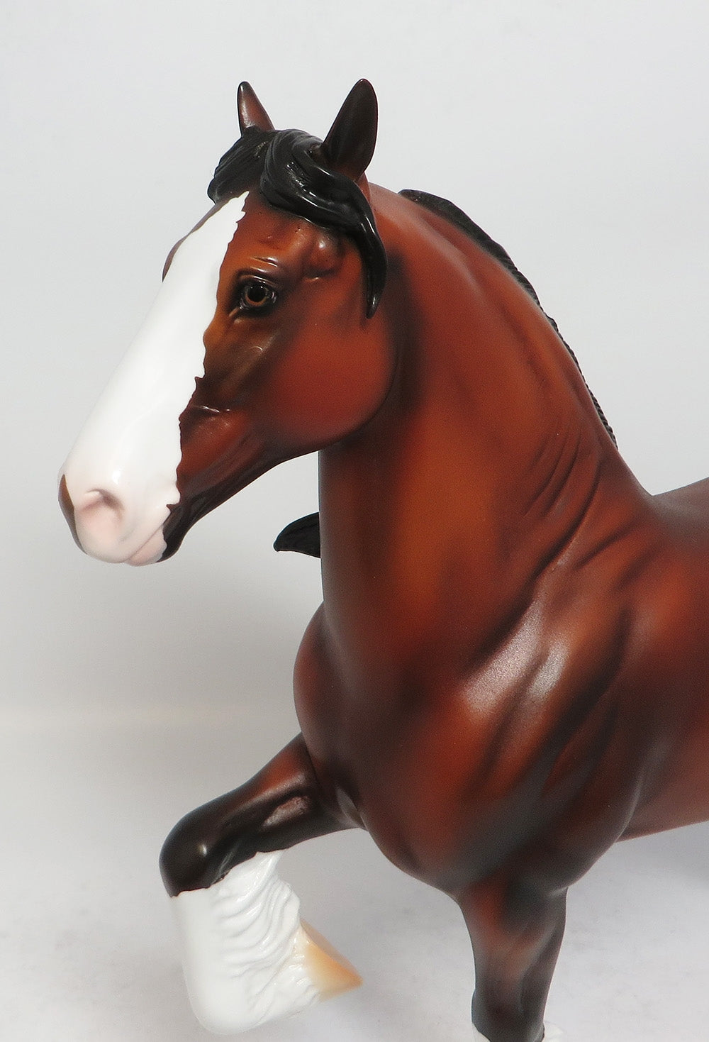 MACKLIN-LE-3 BAY TROTTING DRAFTER WITH WINDSWEPT MANE AND TAIL MODEL HORSE SUPER BOWL SALE 2018