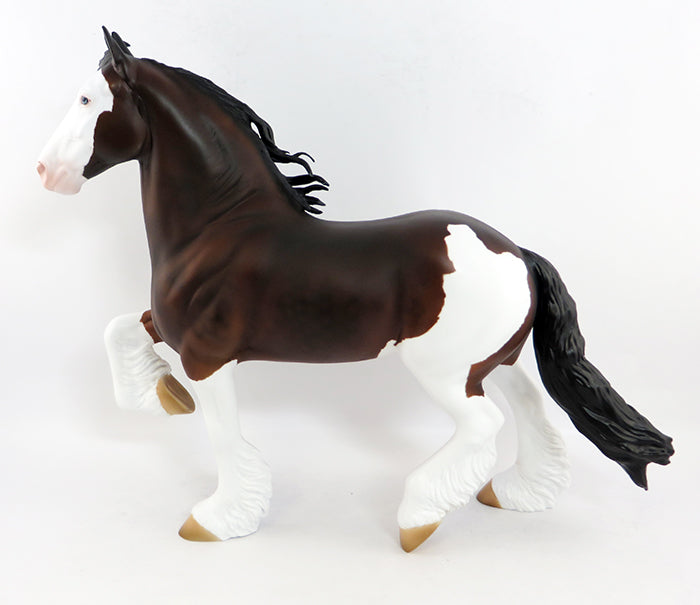 TANGO BAY PAINT TROTTING DRAFTER MODEL HORSE 1/27