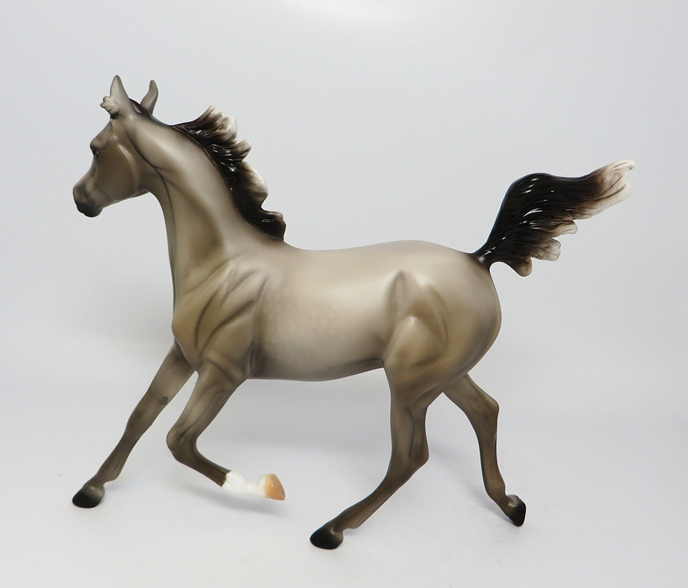 LAKOTA-LE-7 DAPPLED GREY YEARLING MODEL HORSE EQ 2017