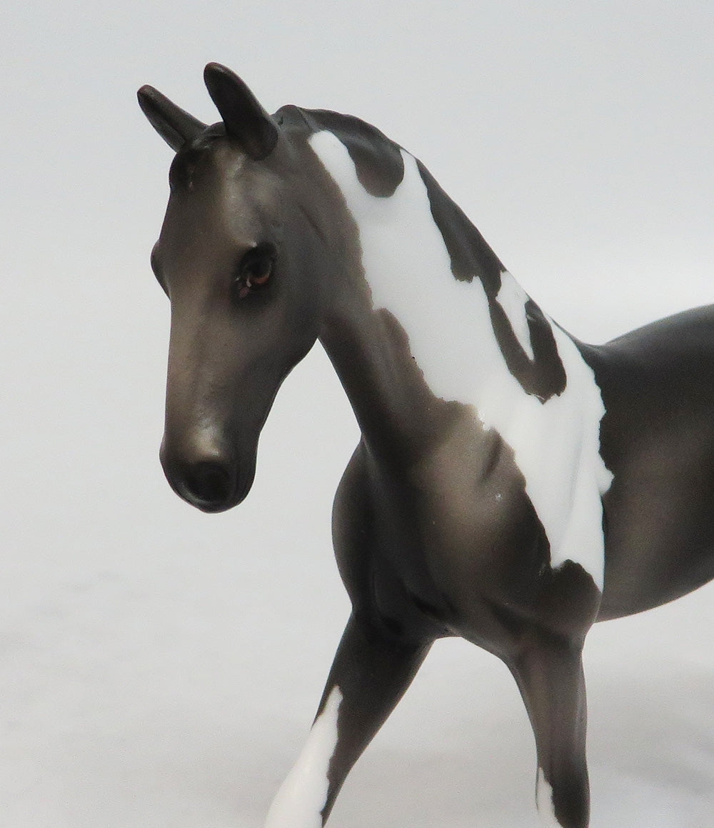 BIJOU-OOZK GREY ETCHED PAINT MODEL HORSE EQUINE AFFAIRE 2018