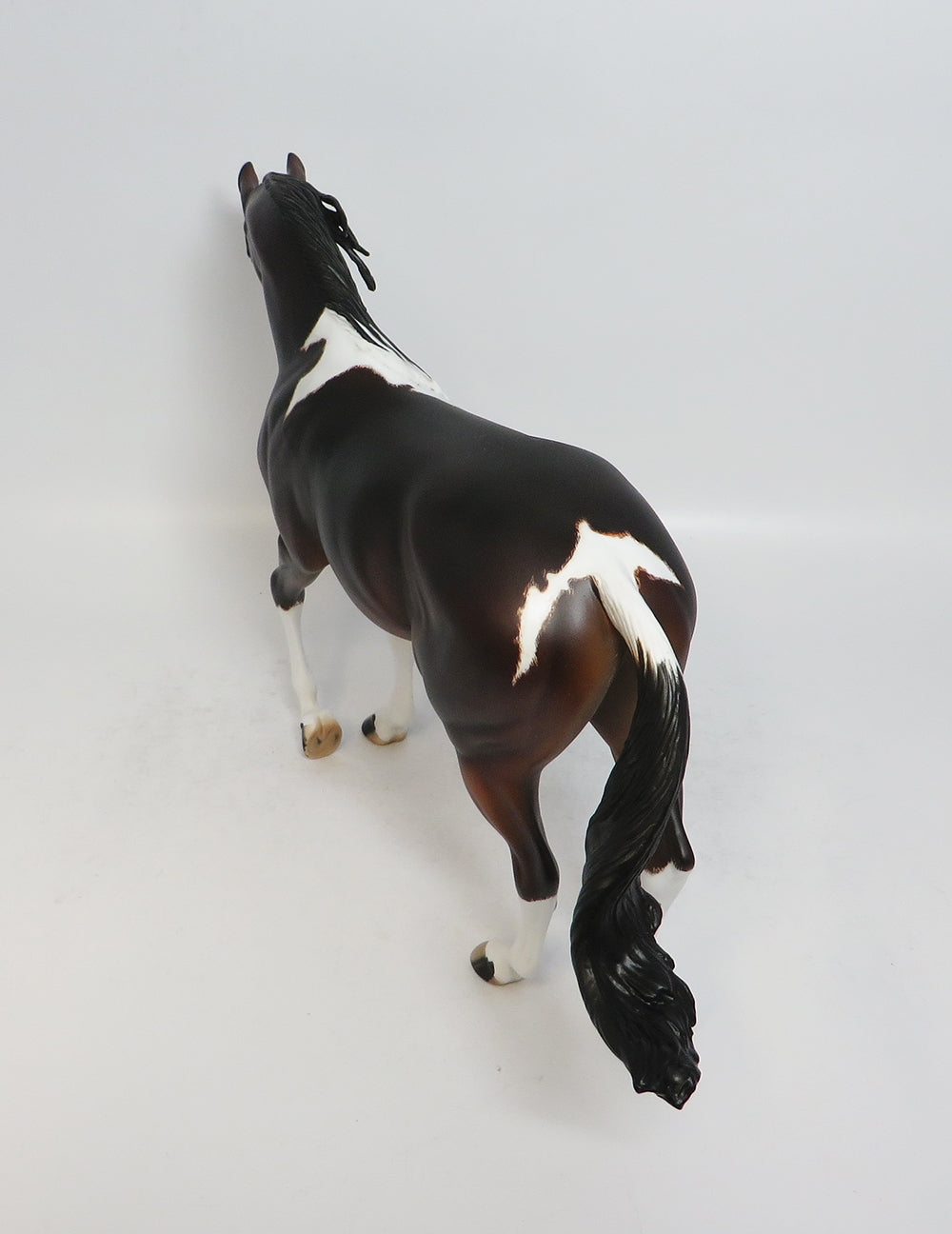 SMOKIN&#39; HOT-OOAK BAY PAINT THOROUGHBRED MODEL HORSE BY JULIE KIEM 2-23-18