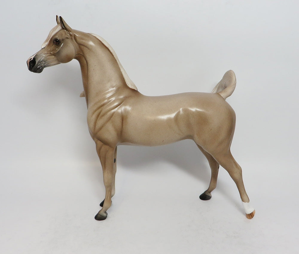 ZINN - LE6 STRAWBERRY ROAN ARABIAN MODEL HORSE MW2018