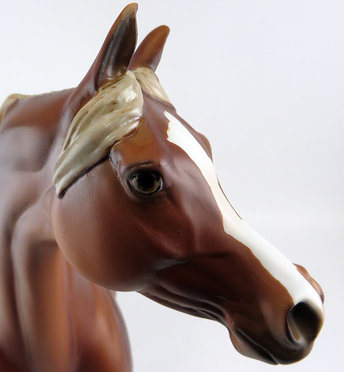 LI SHANG-CHESTNUT PAINT ARABIAN MODEL HORSE EQ 2016