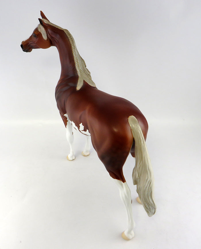 LI SHANG-CHESTNUT PAINT ARABIAN MODEL HORSE EQ 2016
