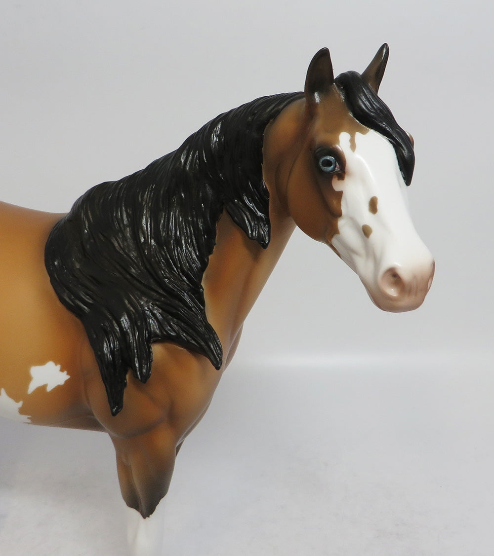 LONDON LONDON - LE7 BUCKSKIN PINTO ISH MODEL HORSE EA2018