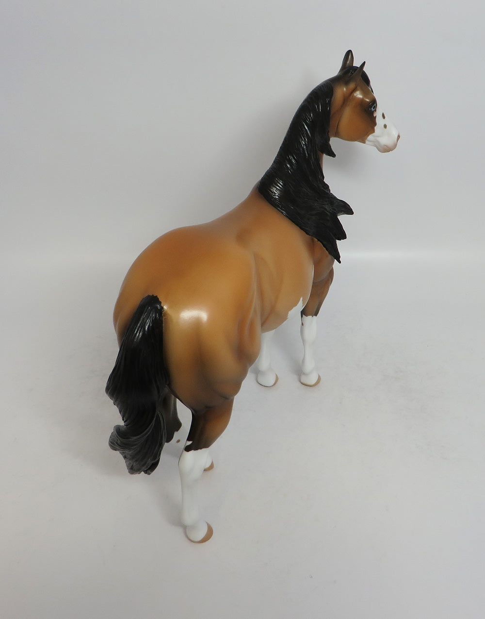 LONDON LONDON - LE7 BUCKSKIN PINTO ISH MODEL HORSE EA2018