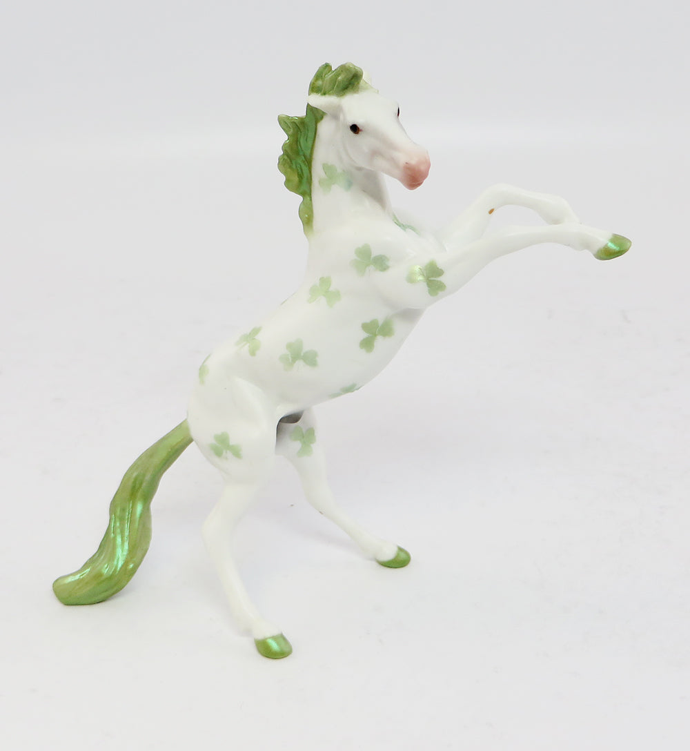 DAGGLER~LE-3 ST. PATRICK'S DAY REARING CHIPS MODEL HORSE 3/13