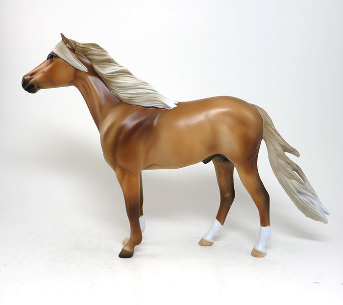 GUANCHO-LE-6-PAINT YOUR OWN WINNER 2015 PALOMINO MUSTANG MODEL HORSE 5/11