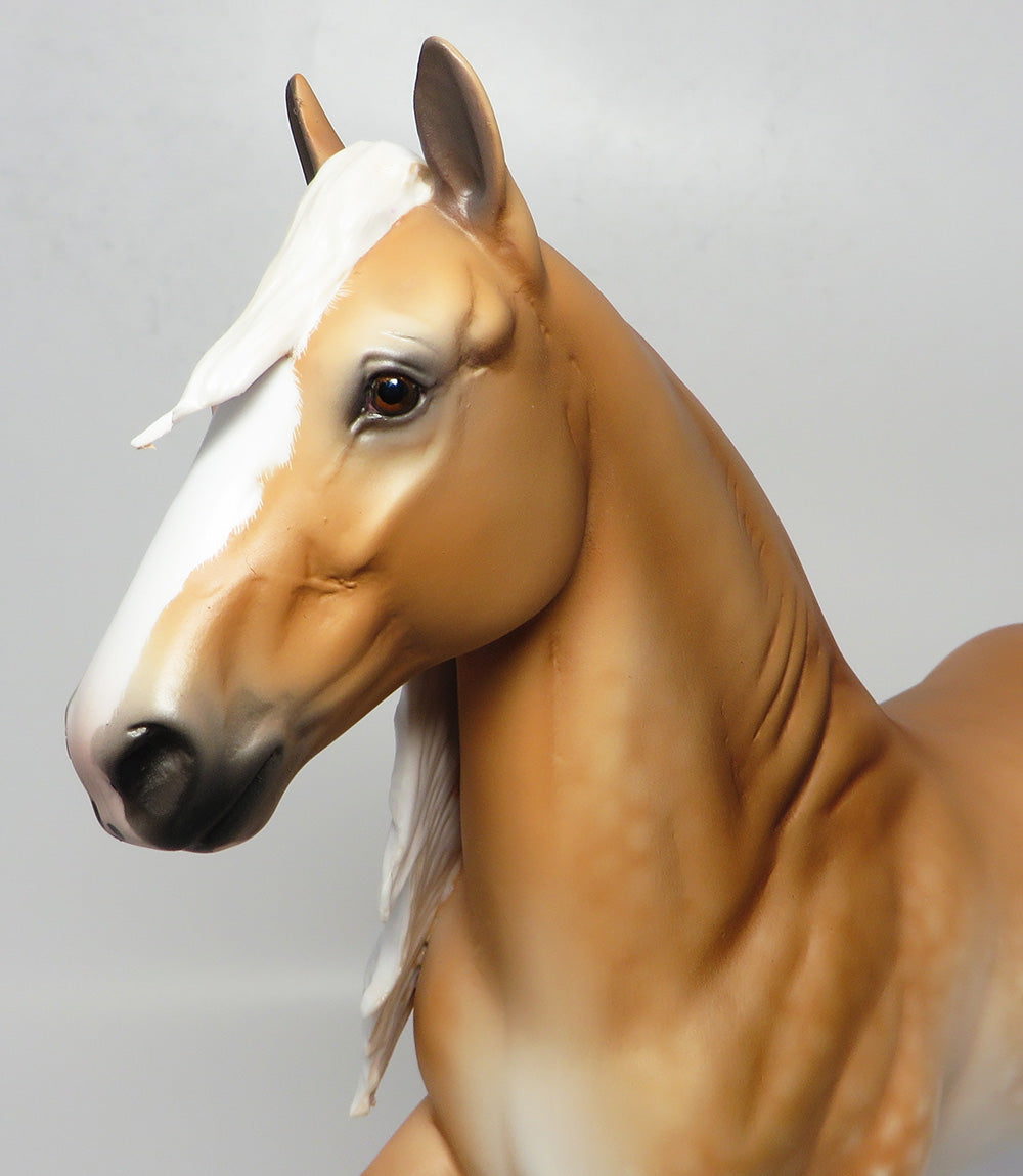 SPRINGER~OOAK BLONDE TROTTING DRAFTER MODEL HORSE 4/12