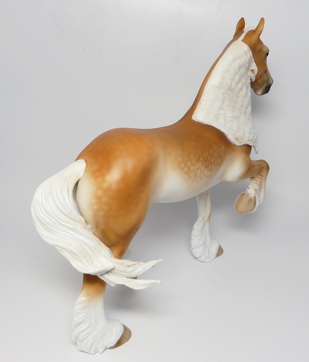 SPRINGER~OOAK BLONDE TROTTING DRAFTER MODEL HORSE 4/12