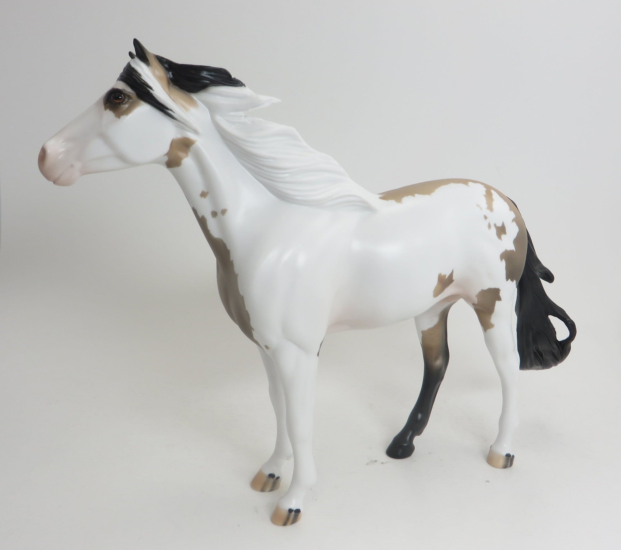 ODAKOTAH -BUCKSKIN PAINT MUSTANG MODEL HORSE- LE6 - 9/4