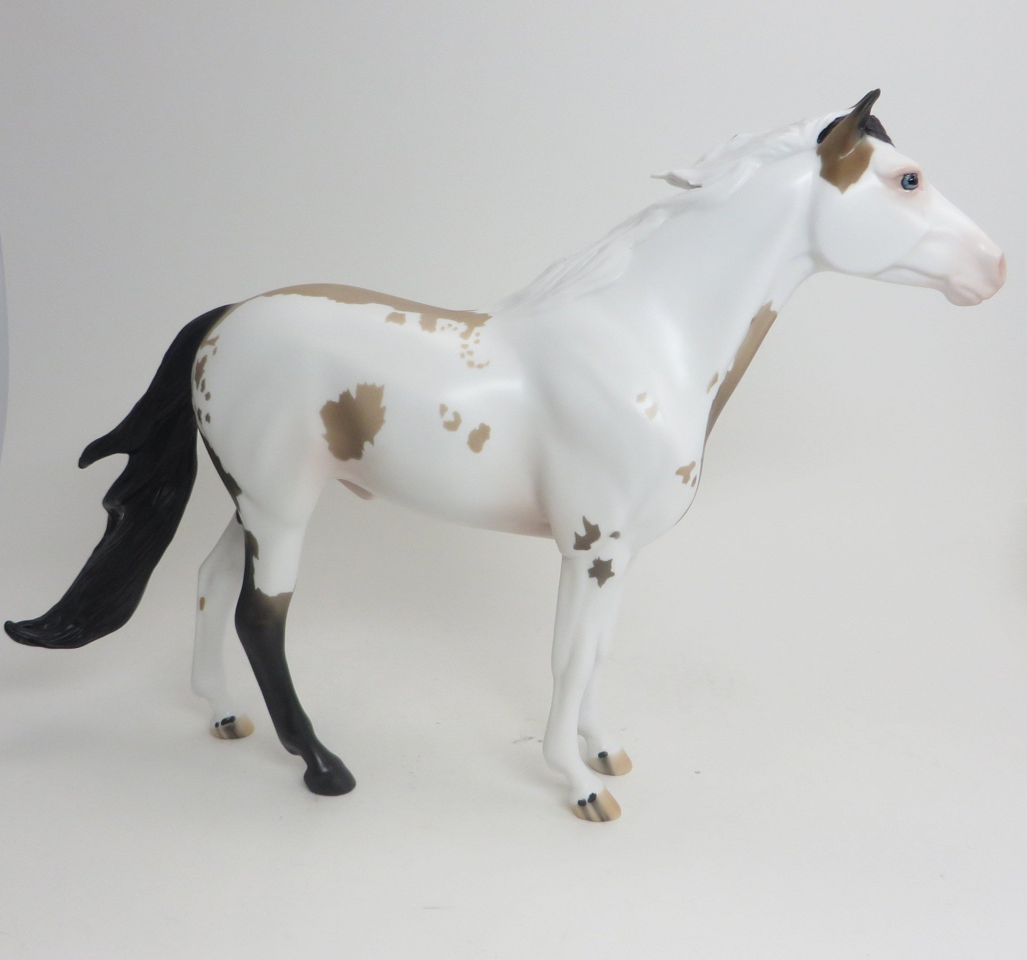 ODAKOTAH -BUCKSKIN PAINT MUSTANG MODEL HORSE- LE6 - 9/4