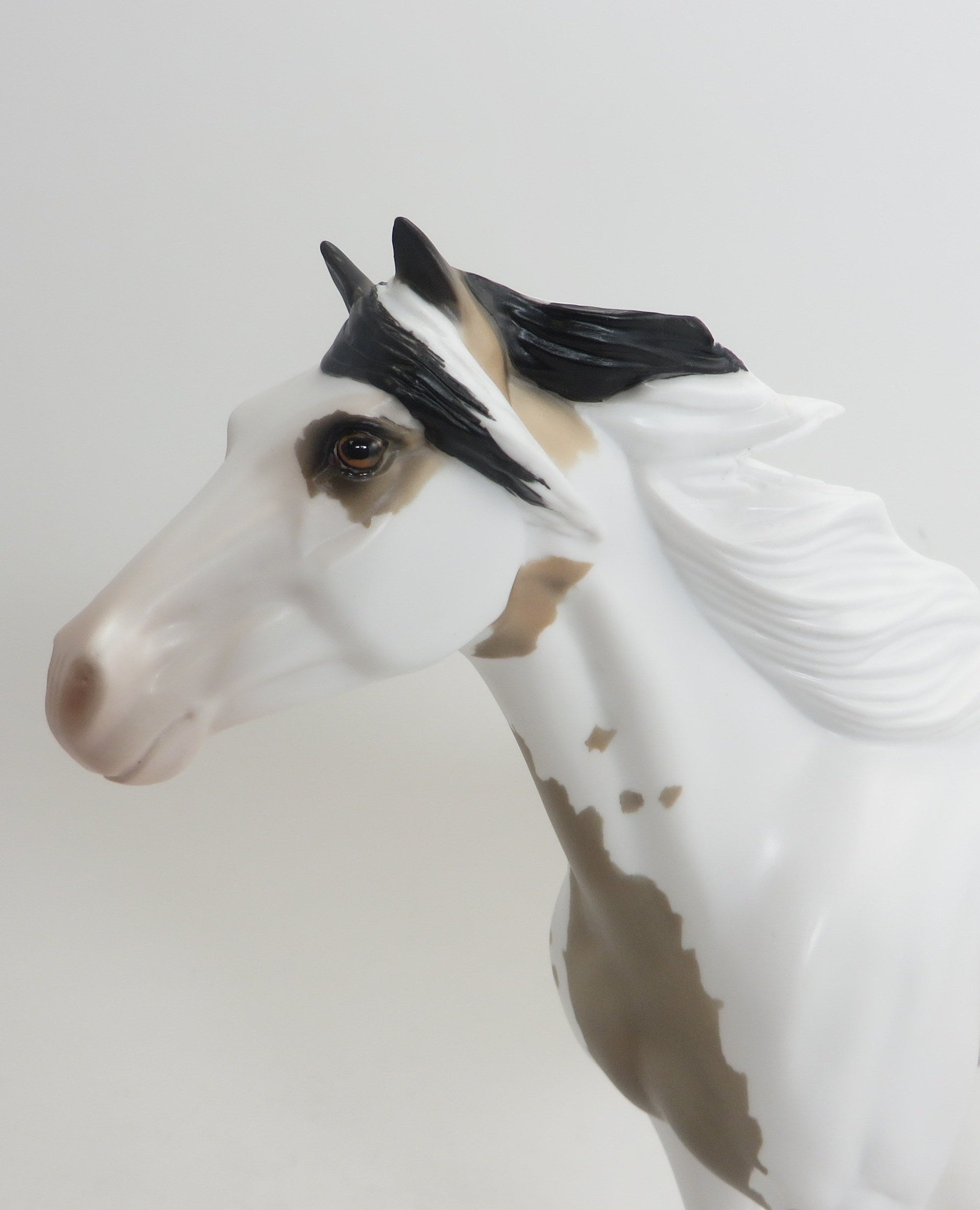 ODAKOTAH -BUCKSKIN PAINT MUSTANG MODEL HORSE- LE6 - 9/4