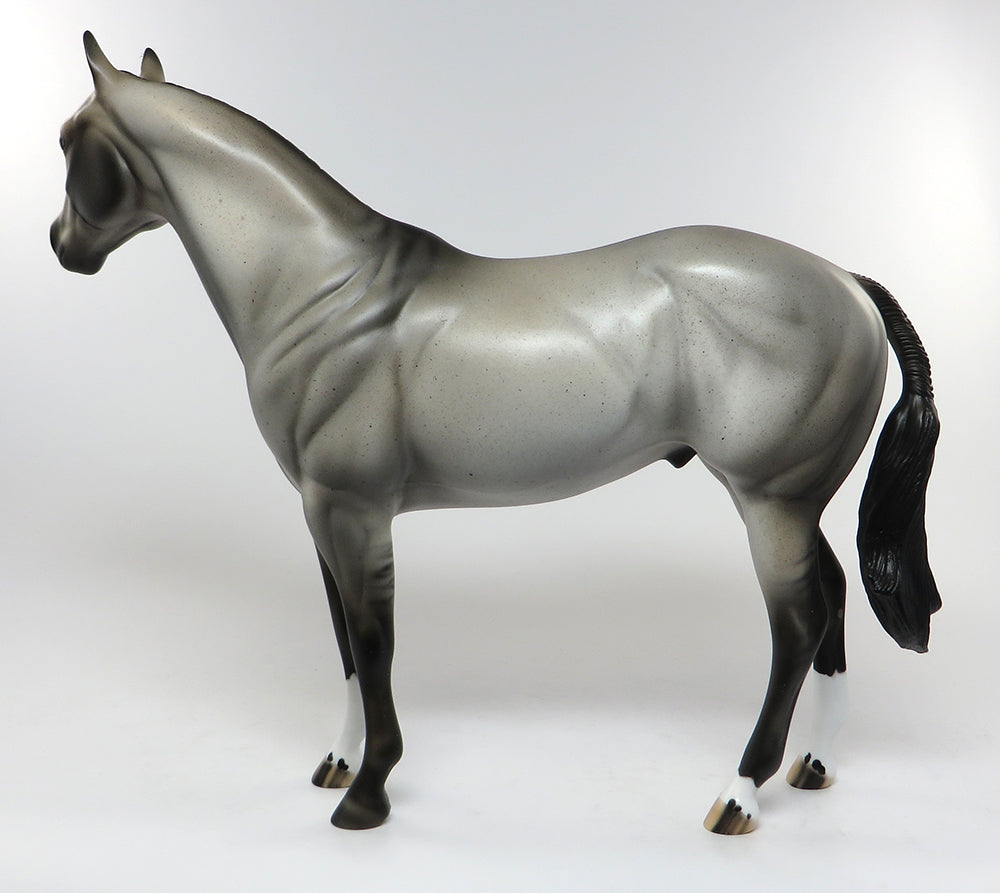 IRON JOHN-LE-3 GRULLA ROAN ISH MODEL HORSE EQ 2016