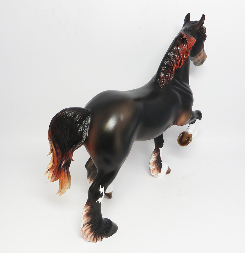 KENDRICK~OOAK BAY TROTTING DRAFTER MODEL HORSE 5/1