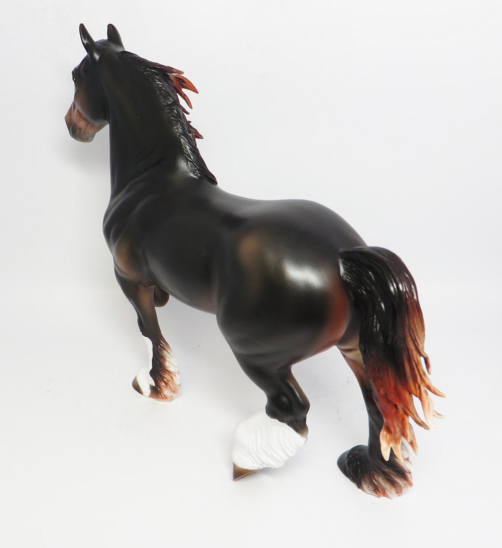 KENDRICK~OOAK BAY TROTTING DRAFTER MODEL HORSE 5/1