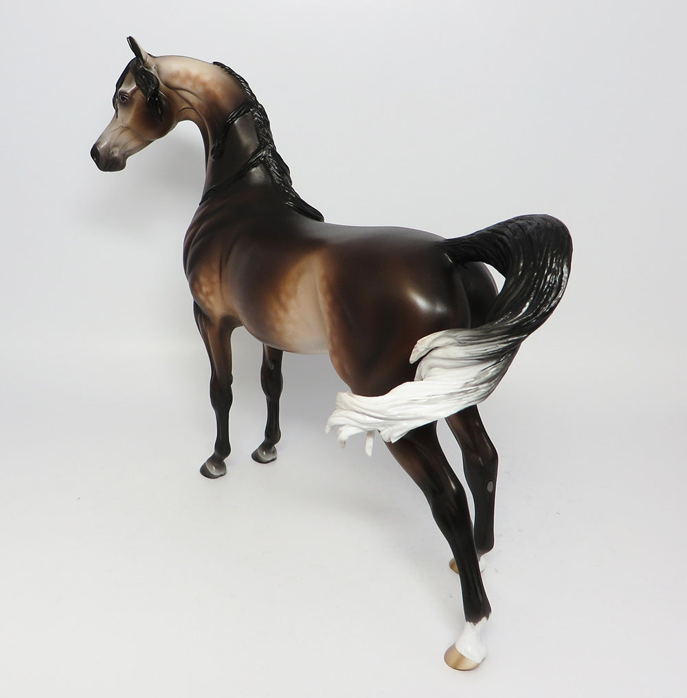 POMPEY&#39;S PILLAR~OOAK DAPPLE BAY ARABIAN MODEL HORSE EQ 2017