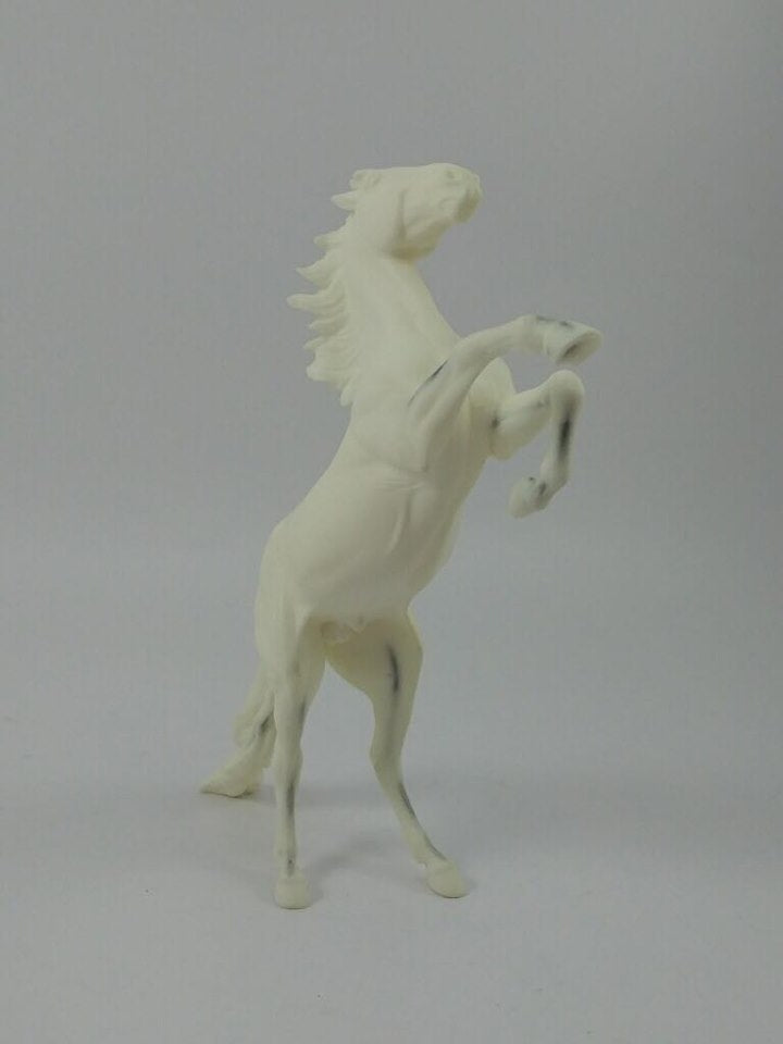 REARING PEBBLES RESIN