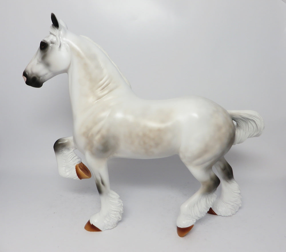 WHITE MAGIC-LE. 8 LIGHT DAPPLE GREY TROTTING DRAFTER MODEL HORSE MM 2017