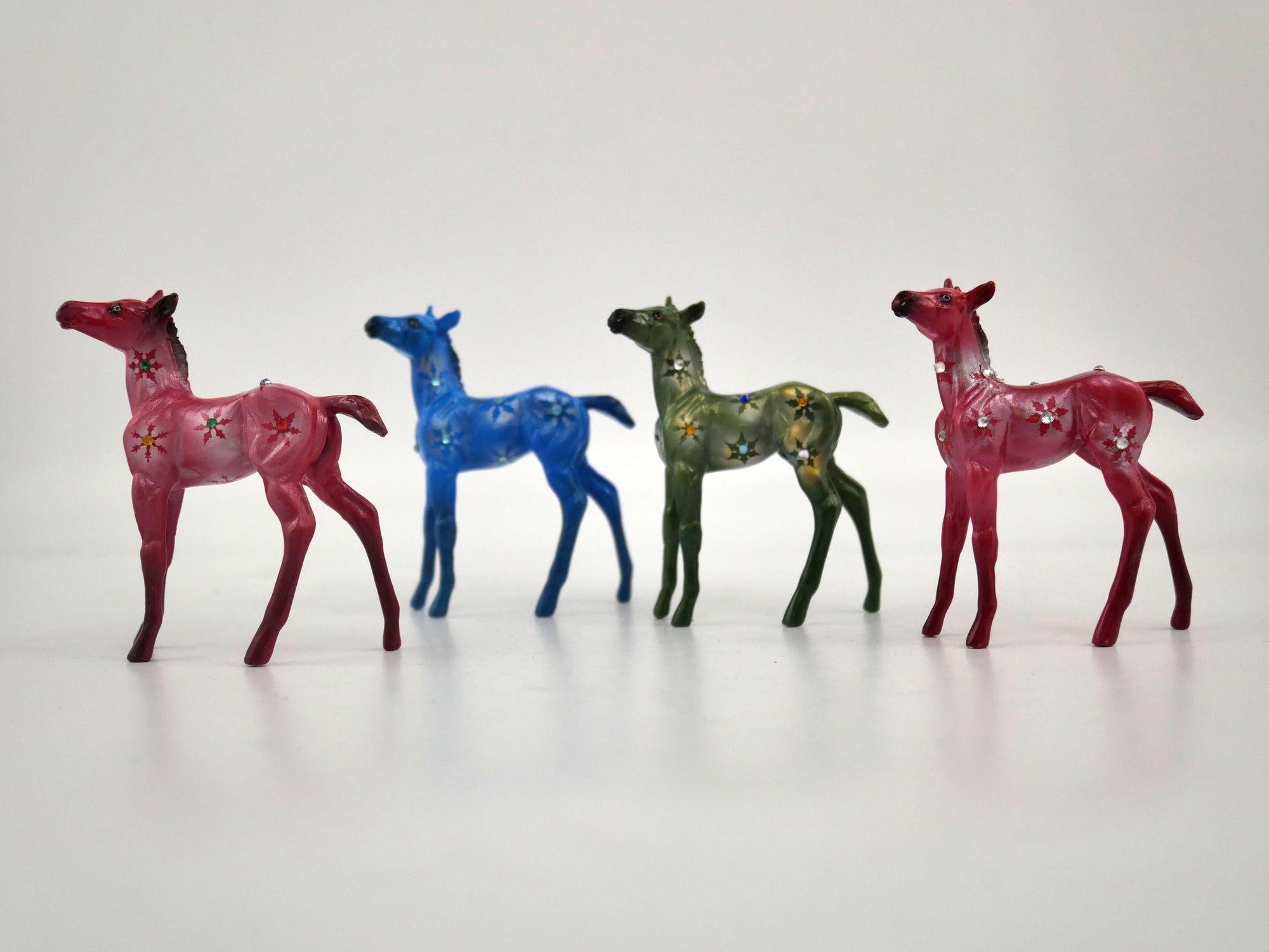 What is inside the Box>Red Frost Snowflakes 12/20