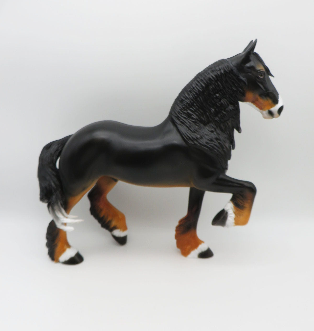 Everest-LE-15 Trotting Draft Burnese Mountain Dog Inspired By Dawn Quick