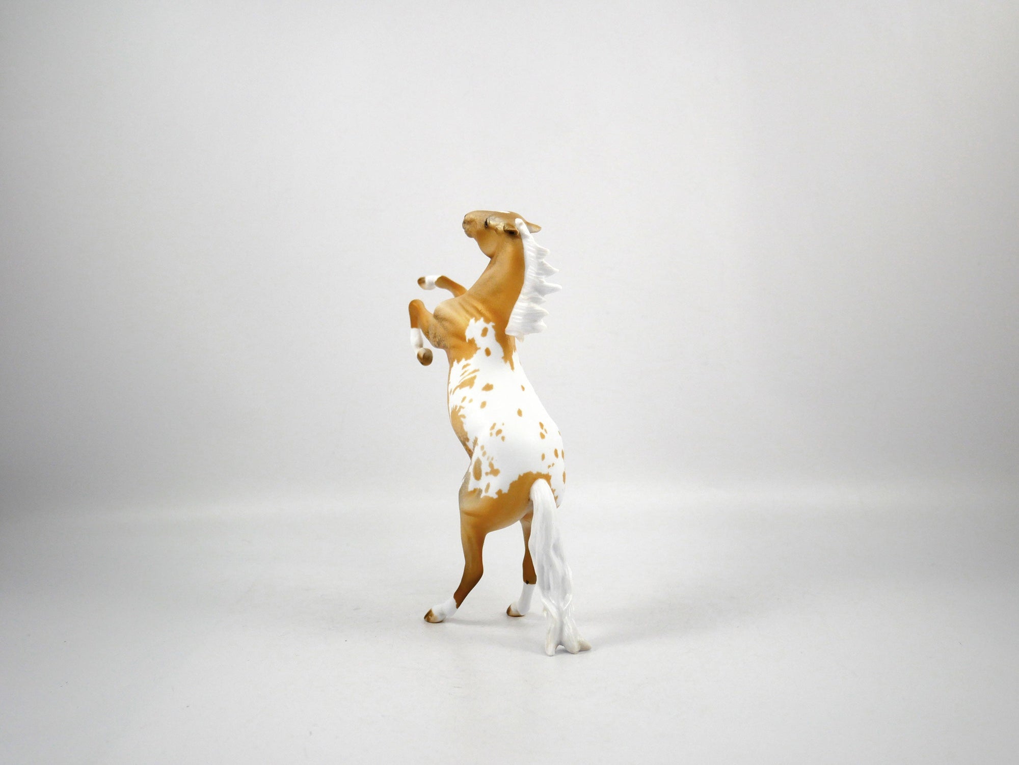 Heisman-LE-8 Palomino Rearing Pebbles SB21