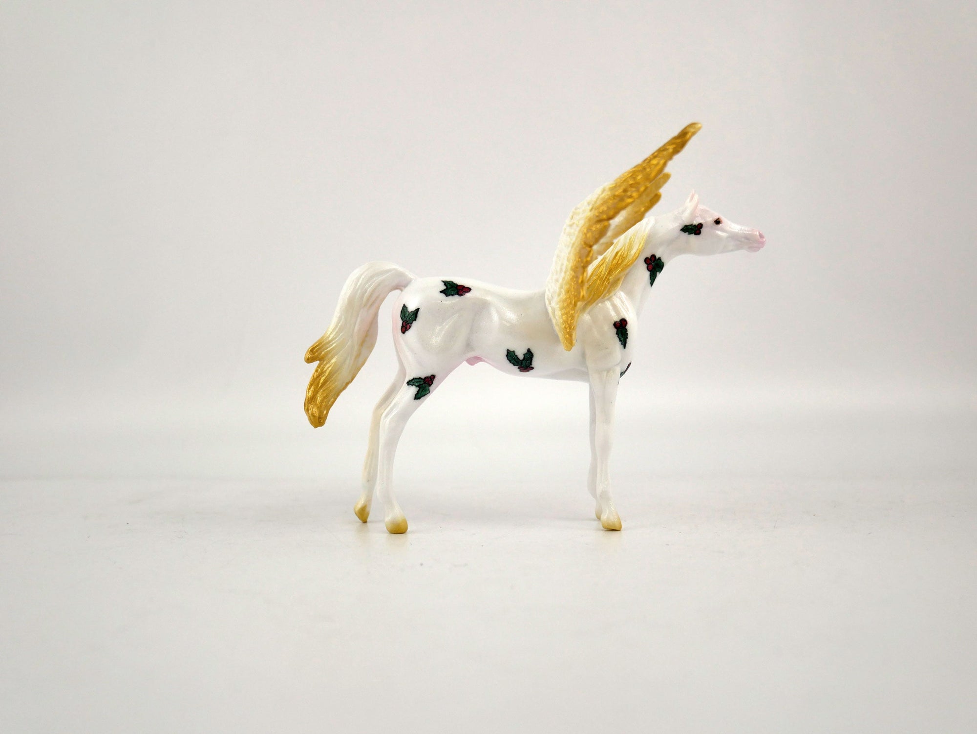 What is inside the Box>Merry Holly Jolly  12/20