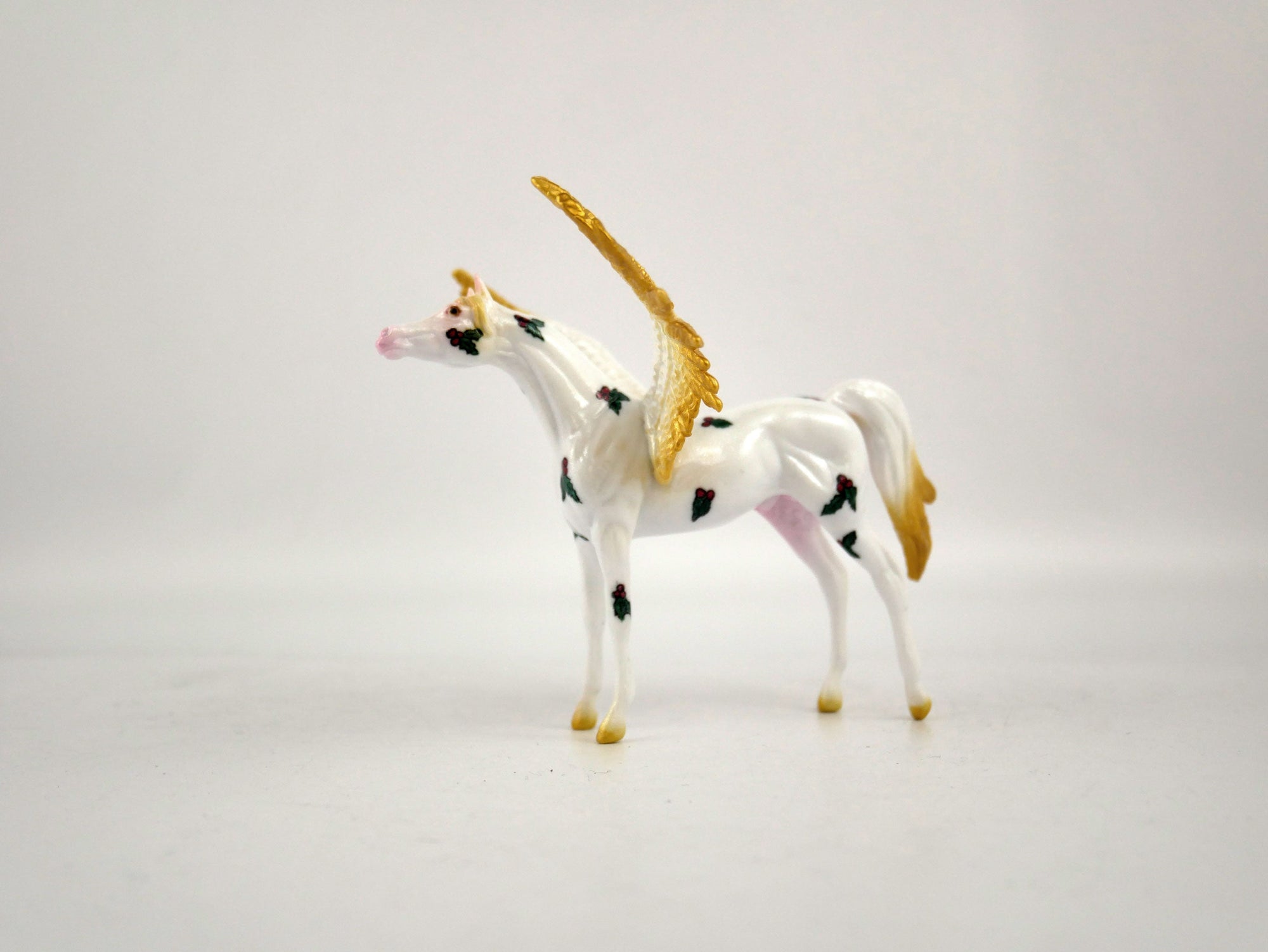 What is inside the Box&gt;Merry Holly Jolly  12/20