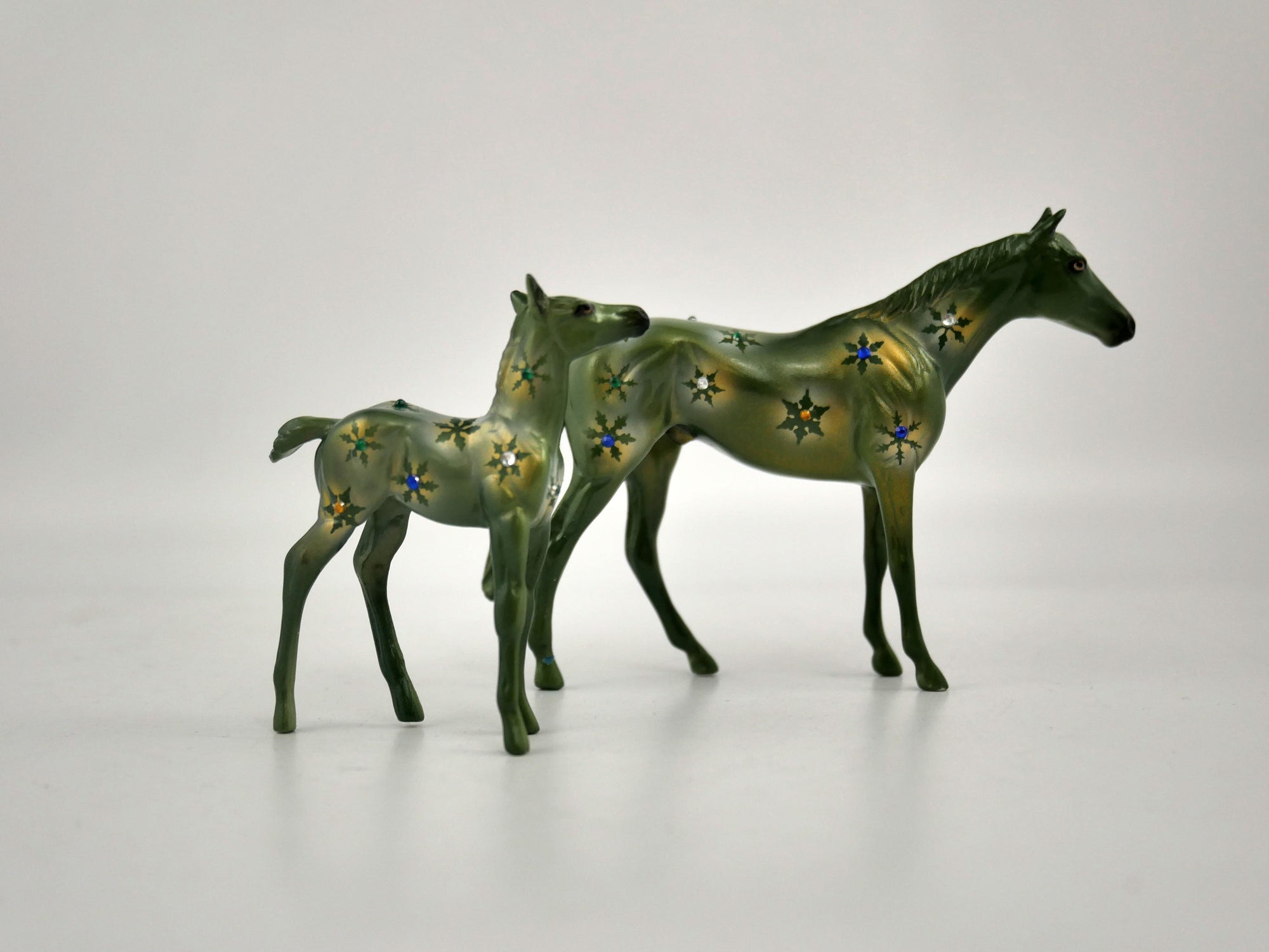 What is inside the Box>Snowflakes and Evergreen Chip  12/20