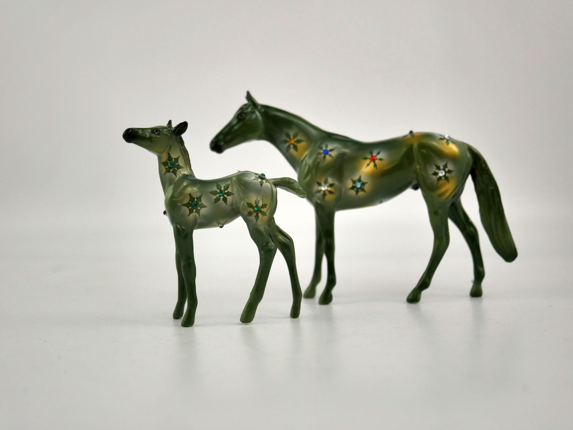 What is inside the Box&gt;Snowflakes and Evergreen Chip  12/20