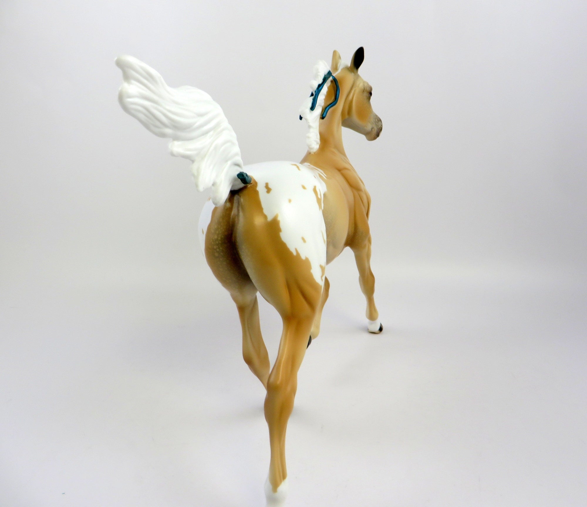 AME&#39;-OOAK PALOMINO YEARLING WITH TEAL RIBBONS EQ 2019
