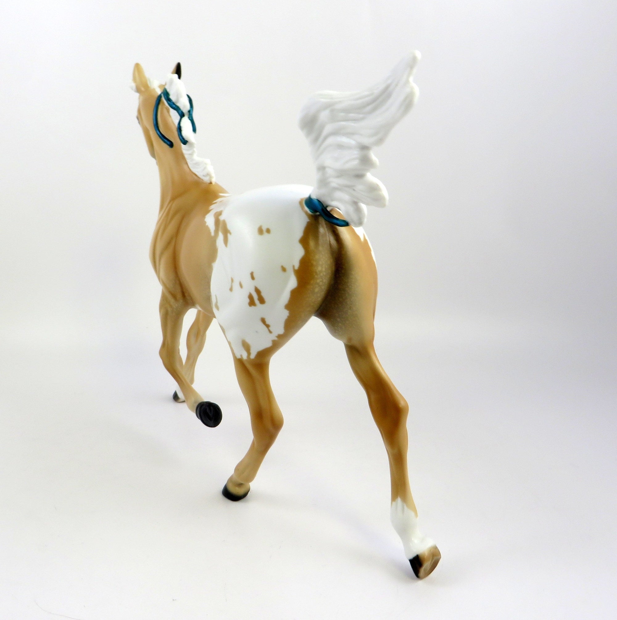 AME&#39;-OOAK PALOMINO YEARLING WITH TEAL RIBBONS EQ 2019