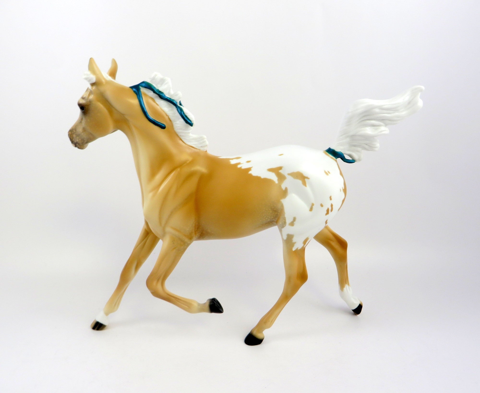 AME&#39;-OOAK PALOMINO YEARLING WITH TEAL RIBBONS EQ 2019