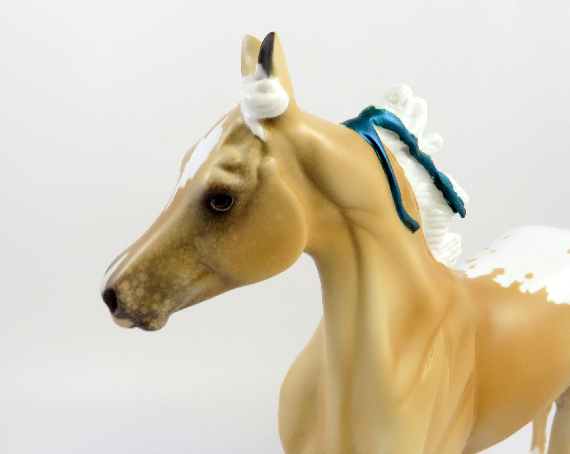 AME&#39;-OOAK PALOMINO YEARLING WITH TEAL RIBBONS EQ 2019