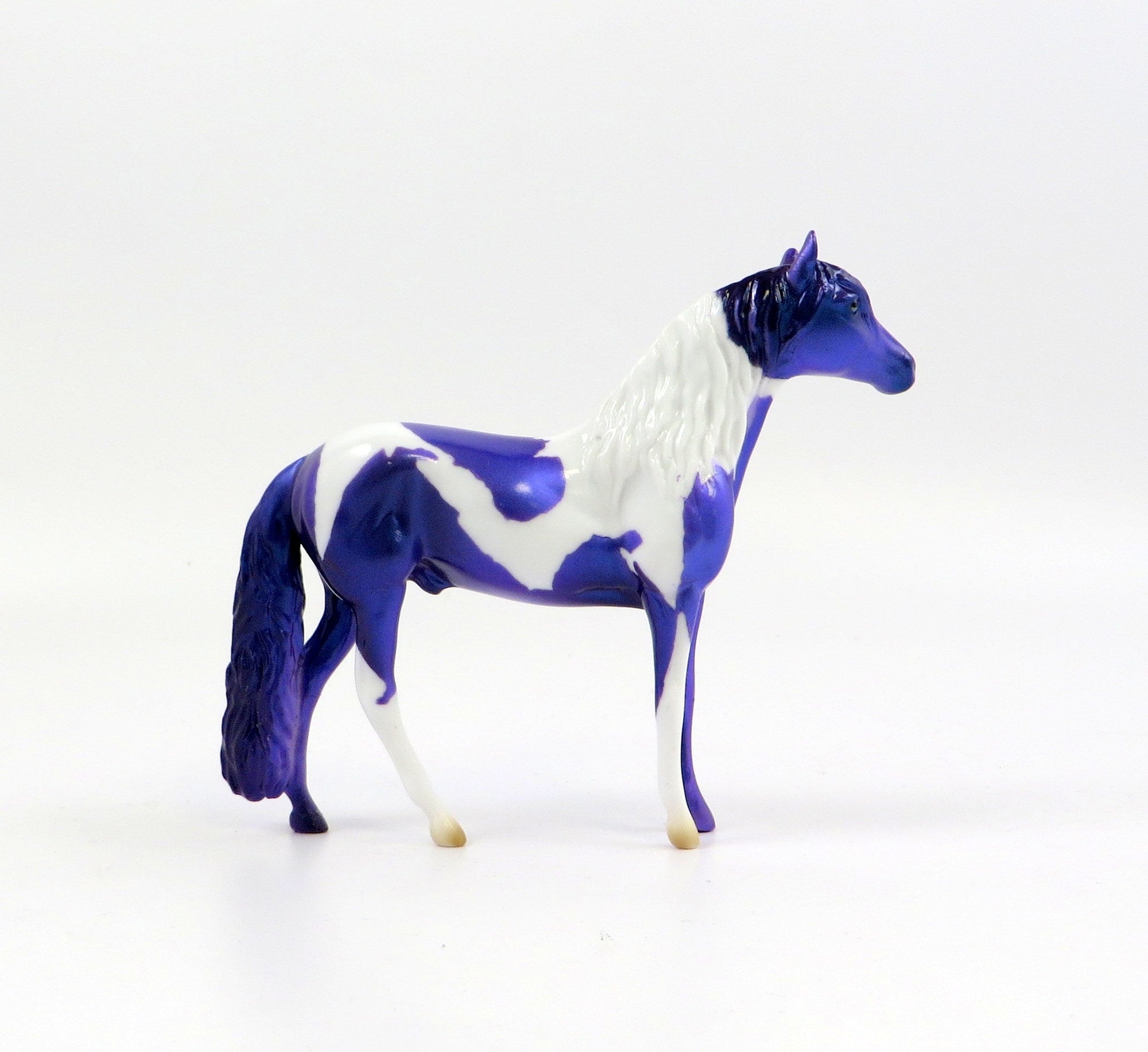 ANDALUSIAN AMETHYST CHIP MODEL HORSE EQ 19