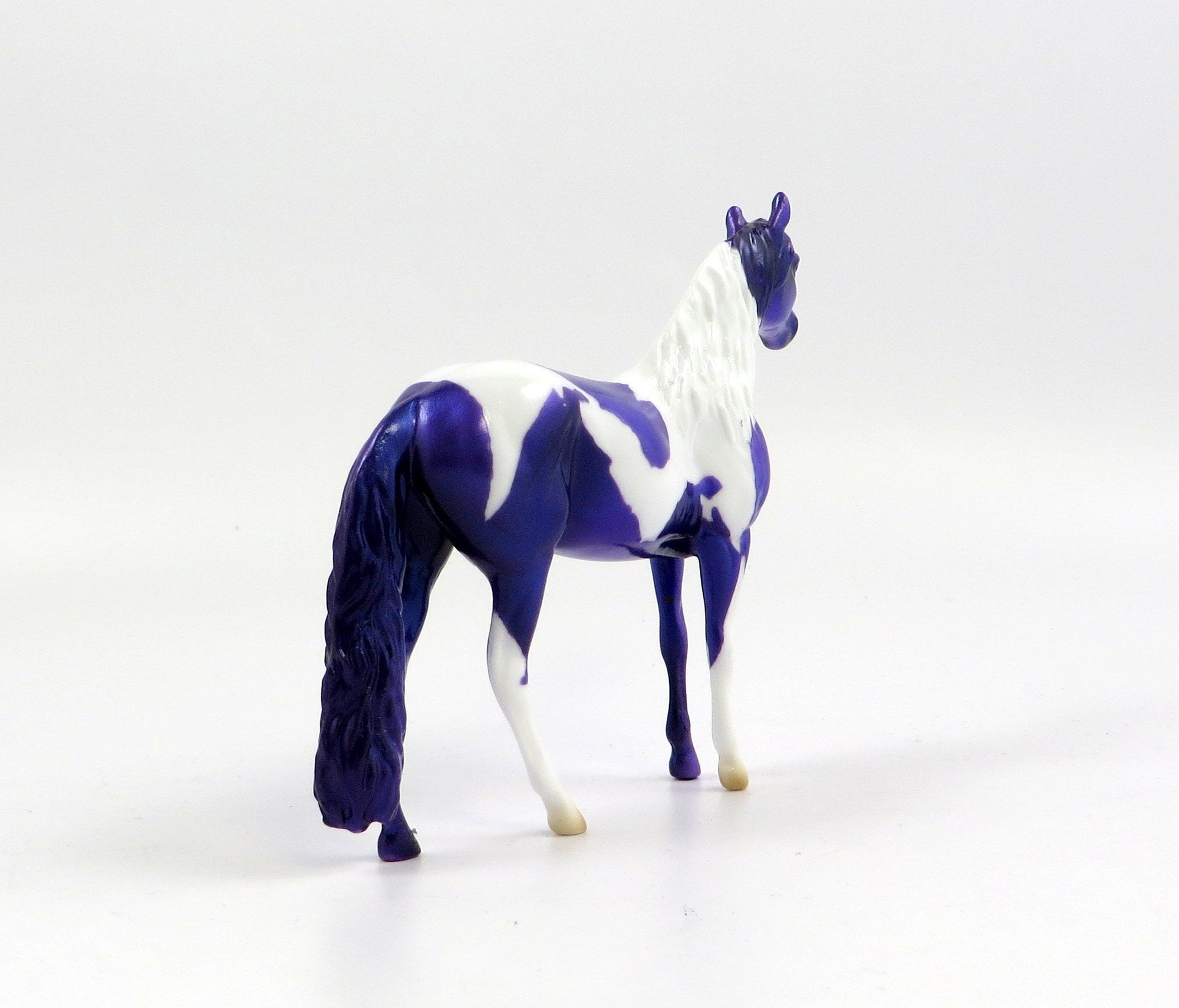 ANDALUSIAN AMETHYST CHIP MODEL HORSE EQ 19