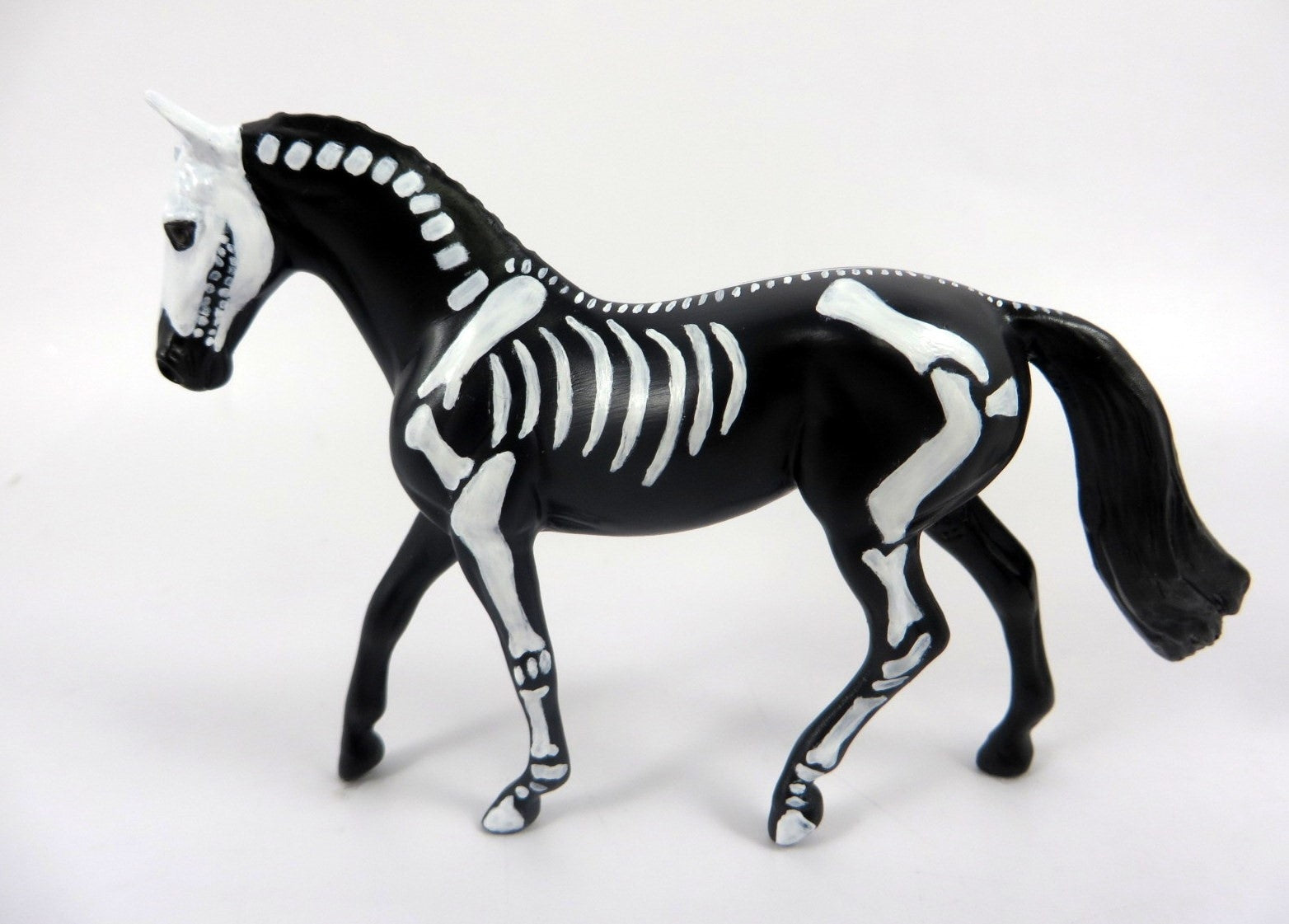 BONES-OOAK BLACK SKELETON WARMBLOOD BAT CHIP DECORATOR BY KAYLA WESSE MM19