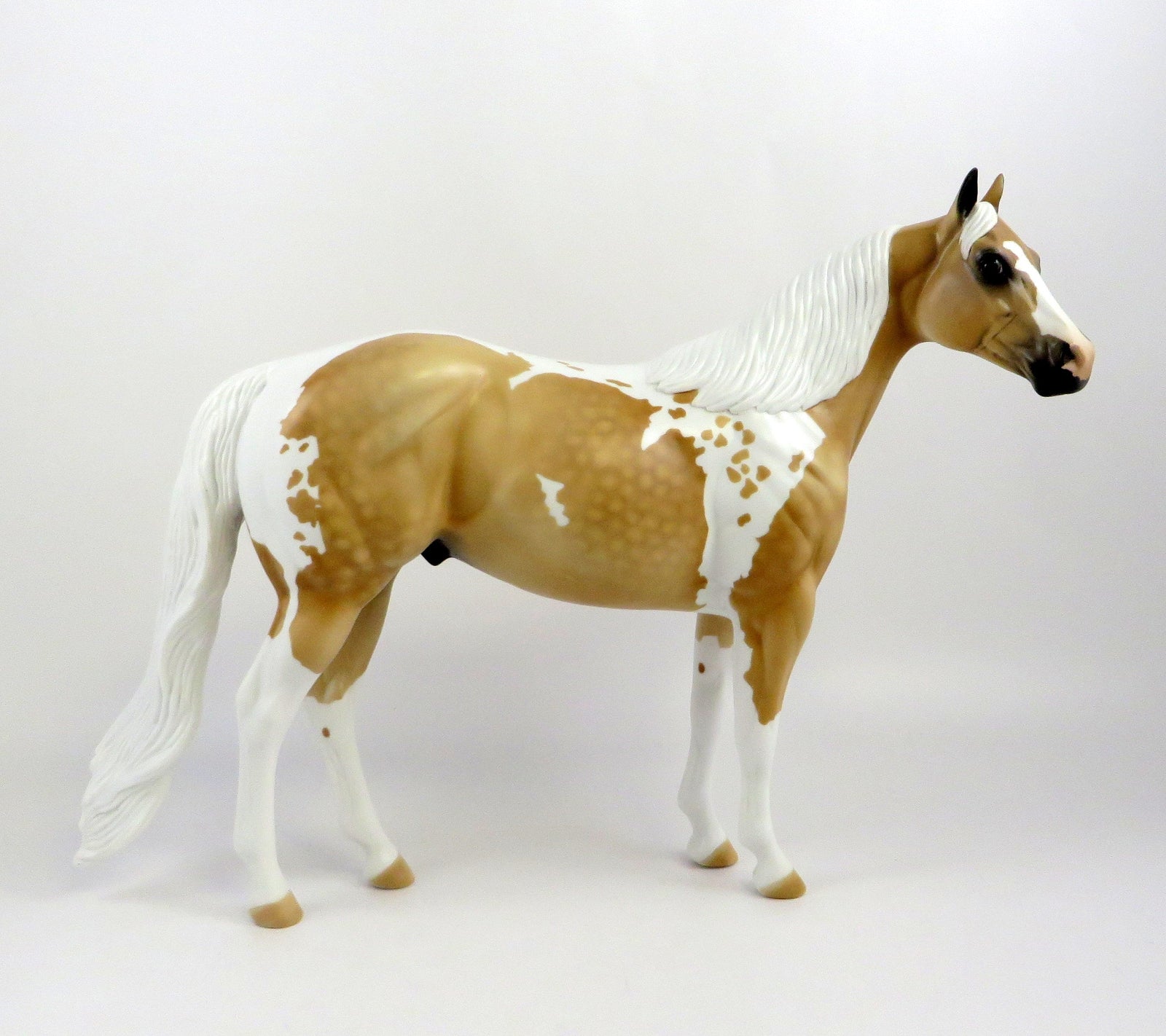 BORS-OOAK PALOMINO TOBIANO ISH MODEL HORSE EQ 19