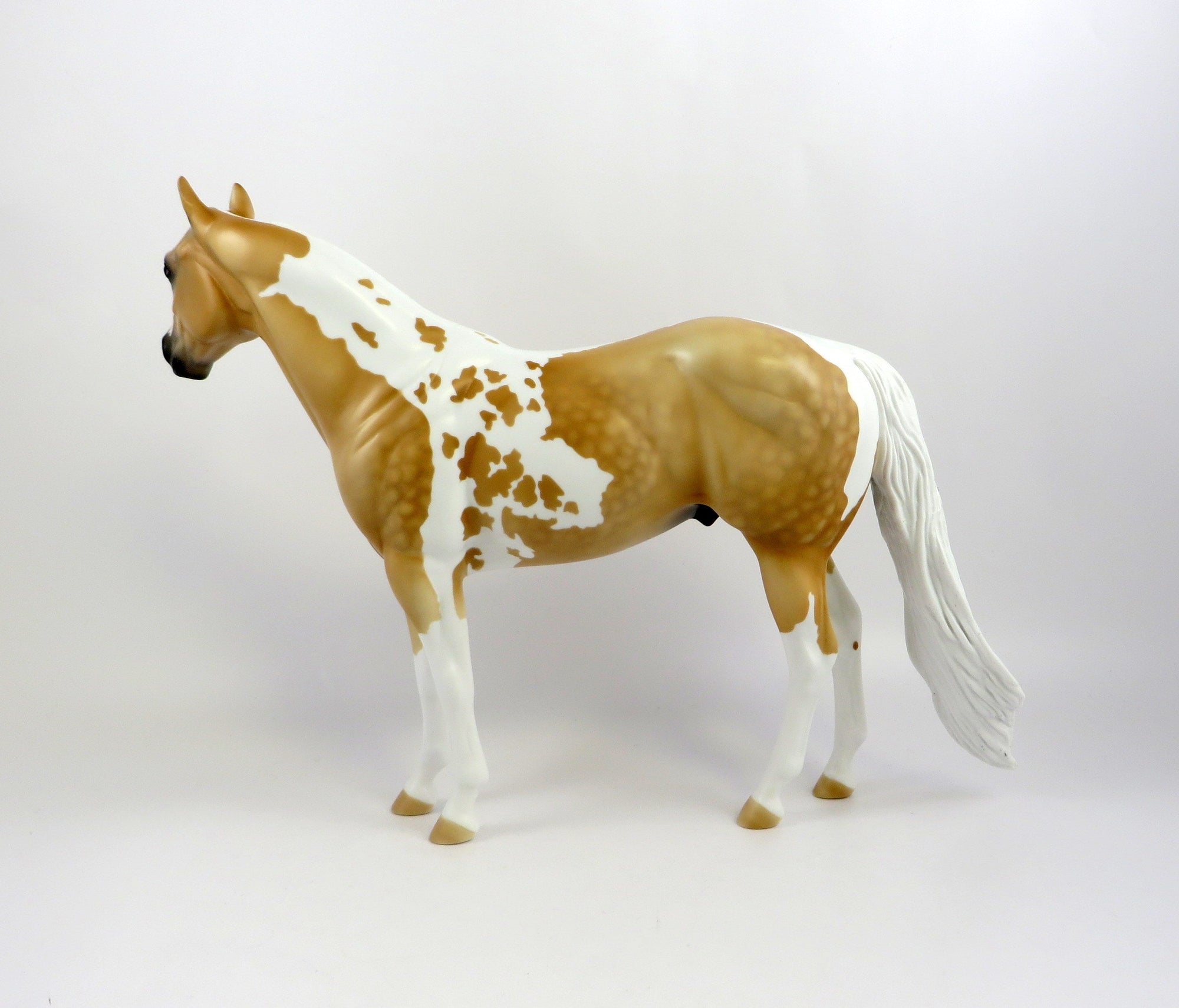 BORS-OOAK PALOMINO TOBIANO ISH MODEL HORSE EQ 19