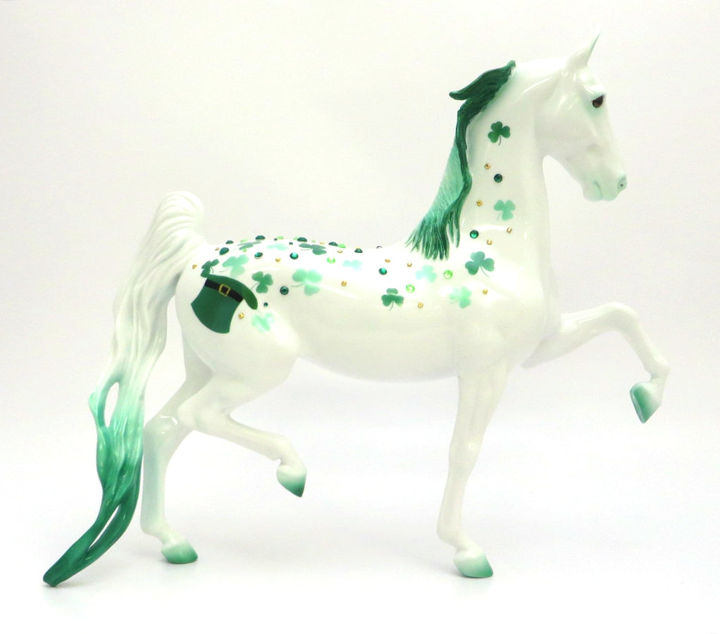 BRENDEN - LE- ? PRE ORDER ST. PATRICKS DAY DECO WITH SHAMROCKS AND JEWELS COMING OUT OF TOP HAT SADDLEBRED MODEL HORSE BY JAS FANNING 3/6/20
