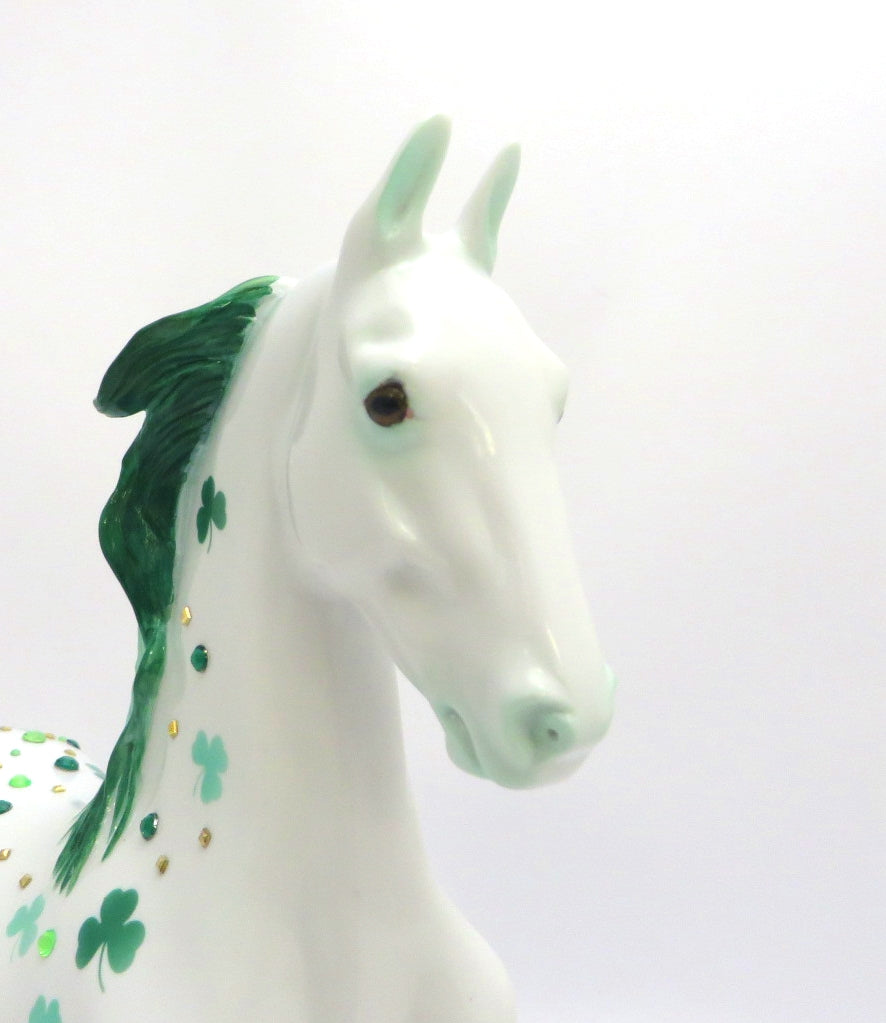 BRENDEN - LE- ? PRE ORDER ST. PATRICKS DAY DECO WITH SHAMROCKS AND JEWELS COMING OUT OF TOP HAT SADDLEBRED MODEL HORSE BY JAS FANNING 3/6/20