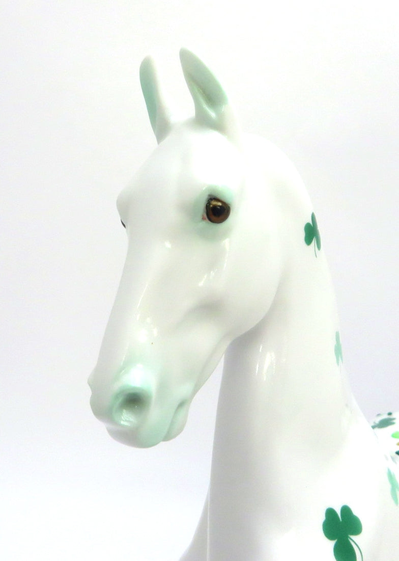 BRENDEN - LE- ? PRE ORDER ST. PATRICKS DAY DECO WITH SHAMROCKS AND JEWELS COMING OUT OF TOP HAT SADDLEBRED MODEL HORSE BY JAS FANNING 3/6/20