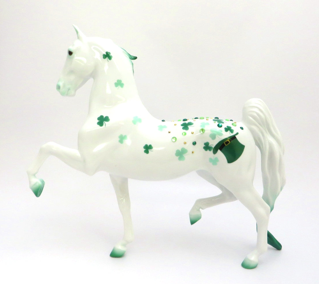 BRENDEN - LE- ? PRE ORDER ST. PATRICKS DAY DECO WITH SHAMROCKS AND JEWELS COMING OUT OF TOP HAT SADDLEBRED MODEL HORSE BY JAS FANNING 3/6/20