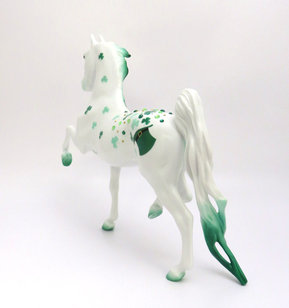 BRENDEN - LE- ? PRE ORDER ST. PATRICKS DAY DECO WITH SHAMROCKS AND JEWELS COMING OUT OF TOP HAT SADDLEBRED MODEL HORSE BY JAS FANNING 3/6/20