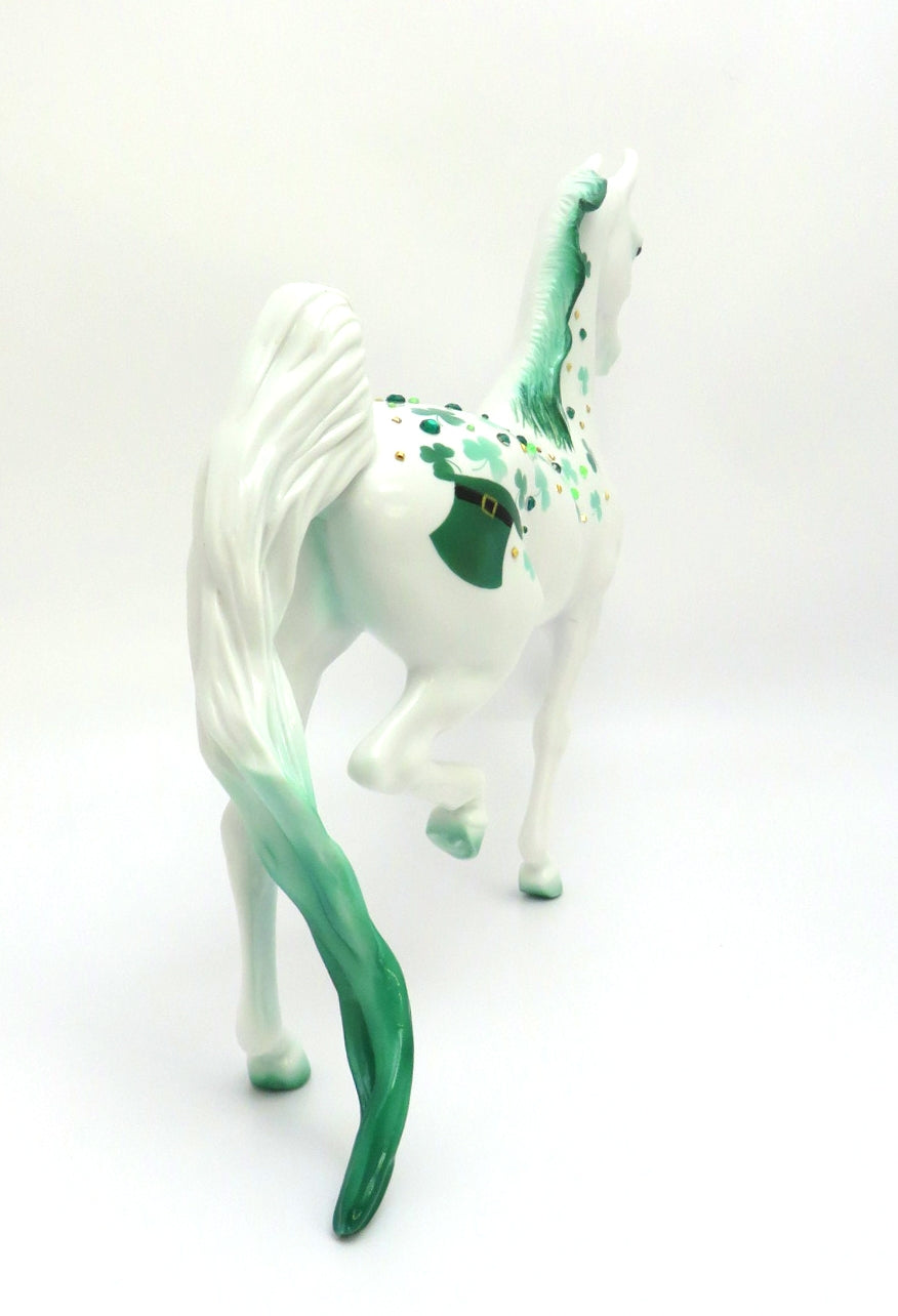 BRENDEN - LE- ? PRE ORDER ST. PATRICKS DAY DECO WITH SHAMROCKS AND JEWELS COMING OUT OF TOP HAT SADDLEBRED MODEL HORSE BY JAS FANNING 3/6/20