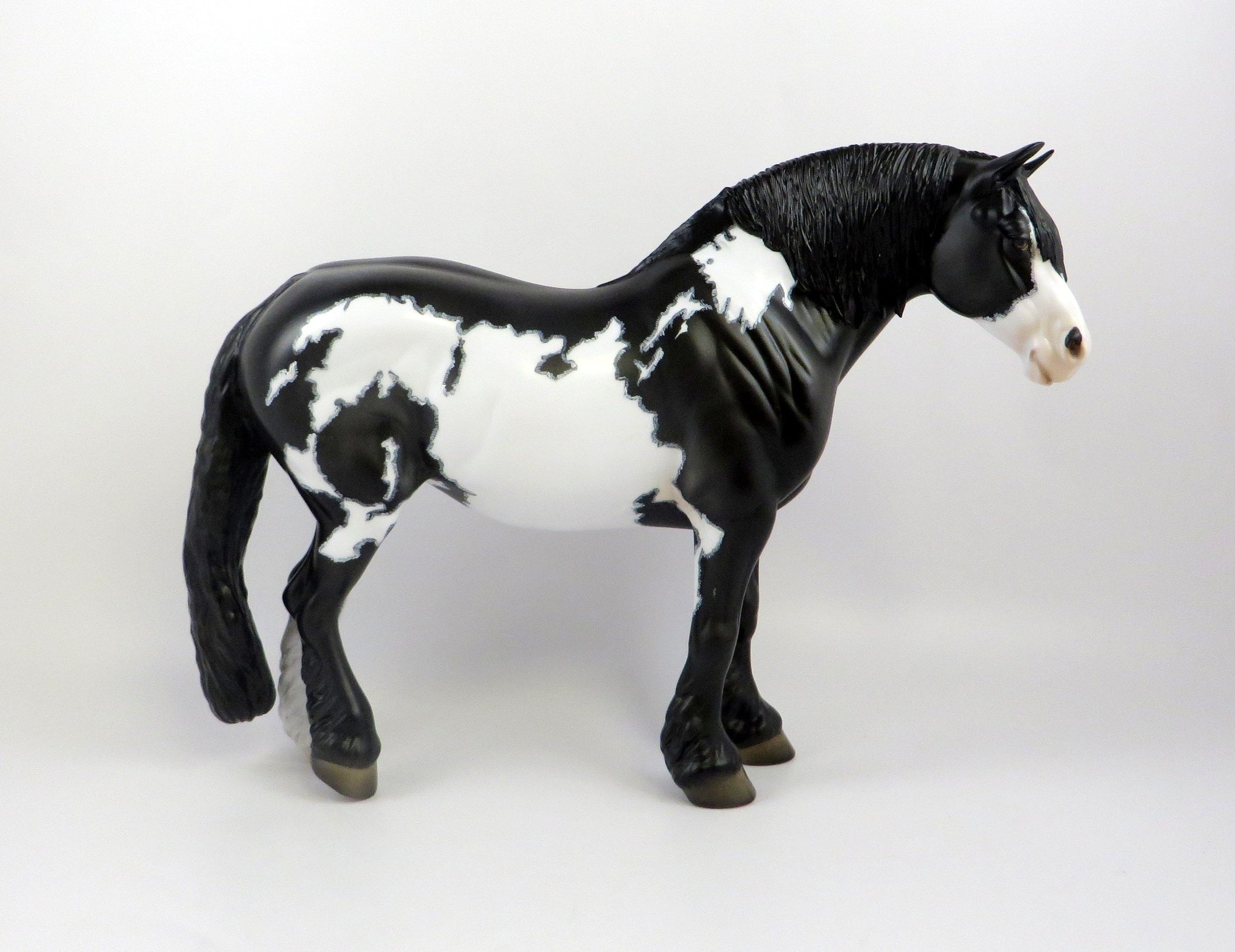 ENGUERRAND-OOAK BLACK OVERO WITH MAPPING HEAVY DRAFT MODEL HORSE EQ 19