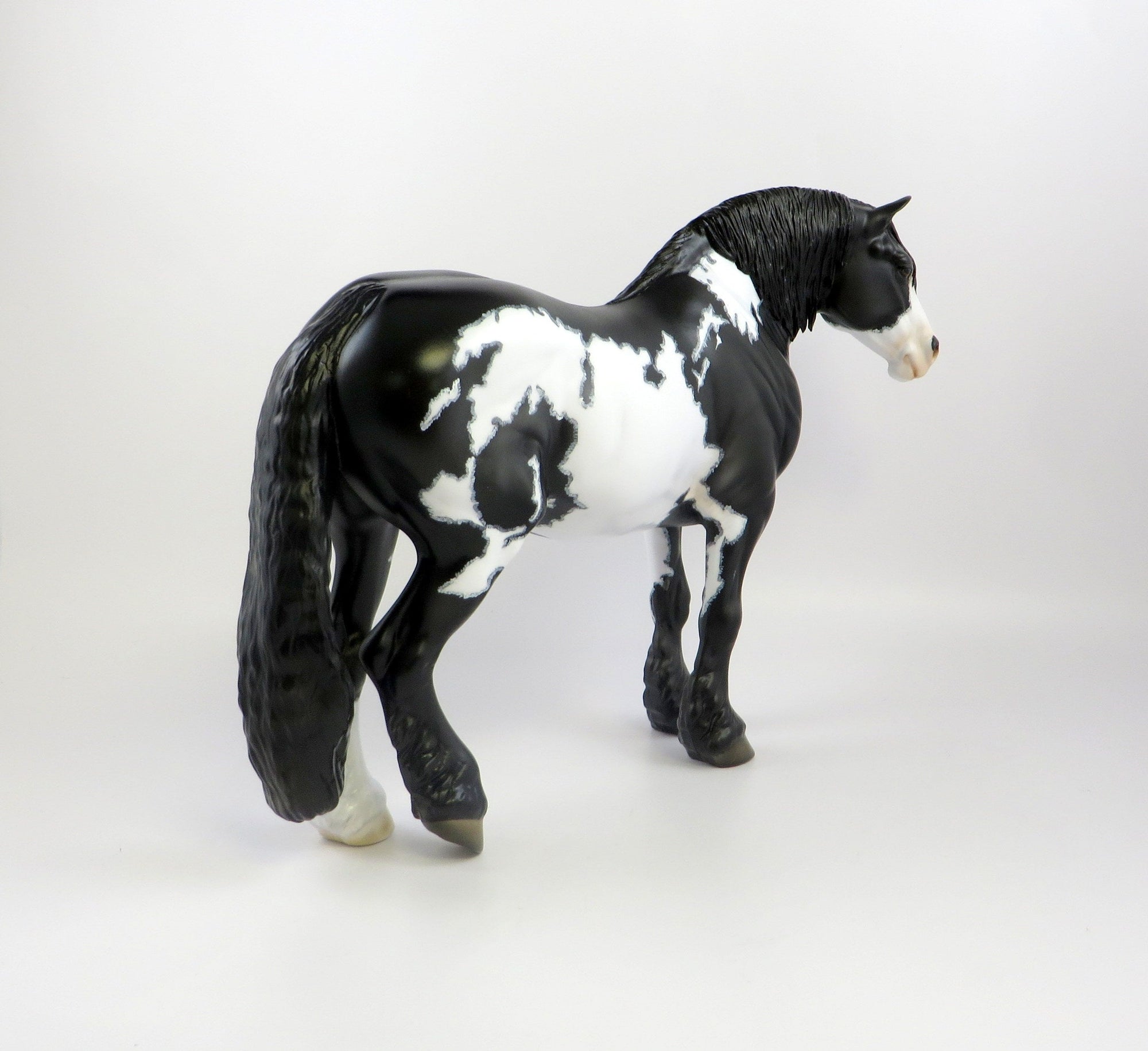 ENGUERRAND-OOAK BLACK OVERO WITH MAPPING HEAVY DRAFT MODEL HORSE EQ 19