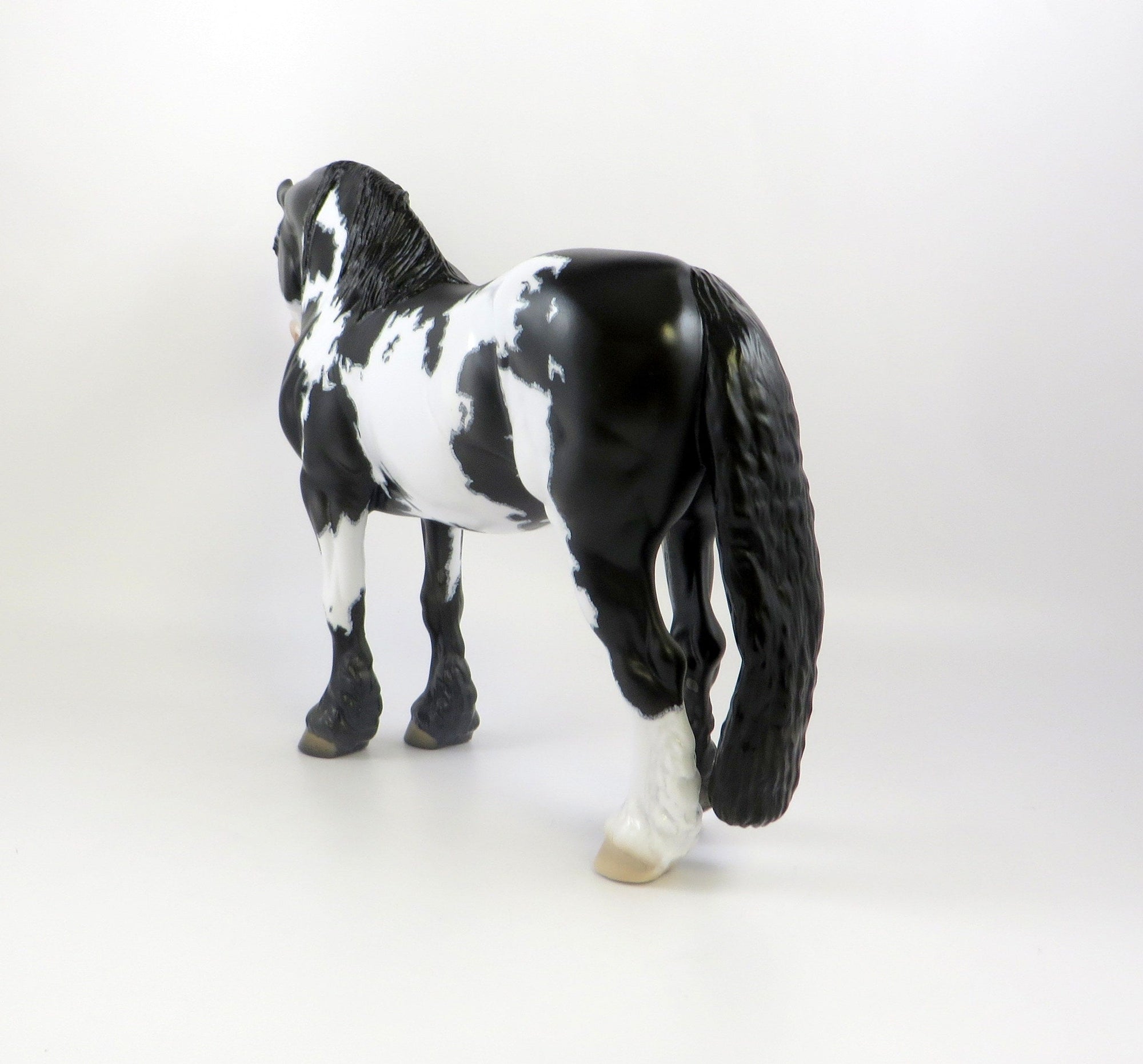 ENGUERRAND-OOAK BLACK OVERO WITH MAPPING HEAVY DRAFT MODEL HORSE EQ 19
