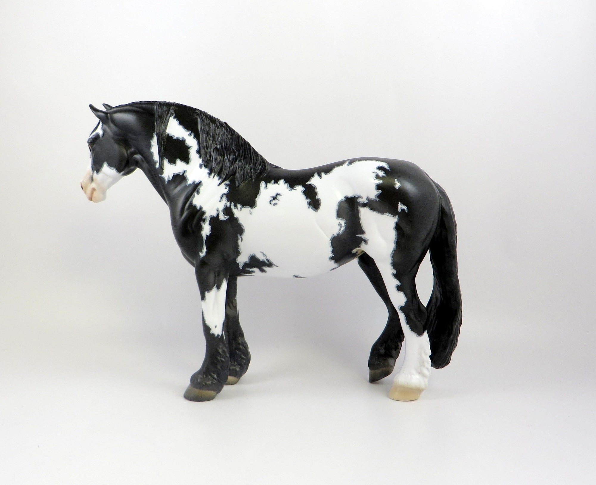 ENGUERRAND-OOAK BLACK OVERO WITH MAPPING HEAVY DRAFT MODEL HORSE EQ 19