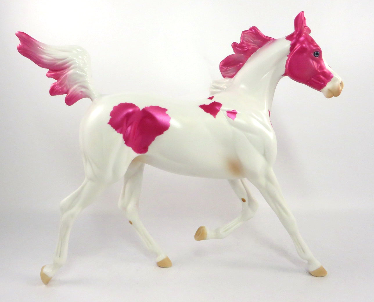 FLASHY HEART-OOAK WHITE & PINK DECORATOR YEARLING MODEL HORSE BY KAYLA WESSE SB20